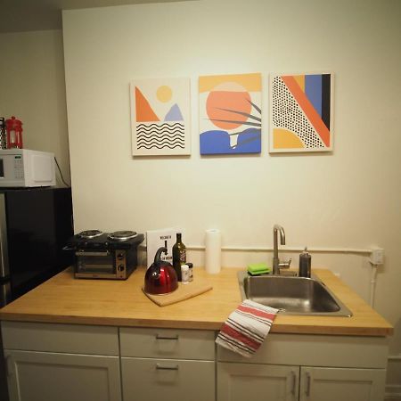 Cozy 1 Bedroom Centrally Located Hamilton Extérieur photo