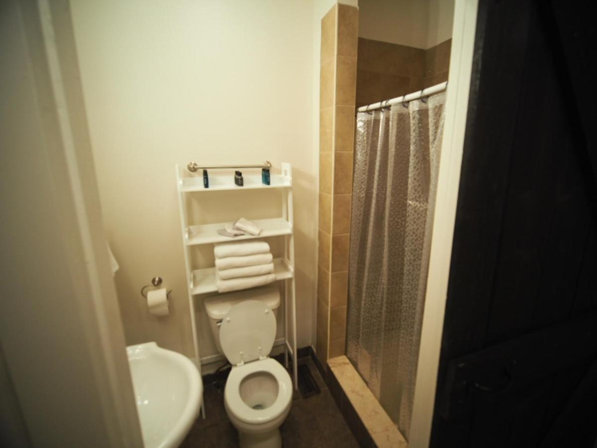 Cozy 1 Bedroom Centrally Located Hamilton Extérieur photo